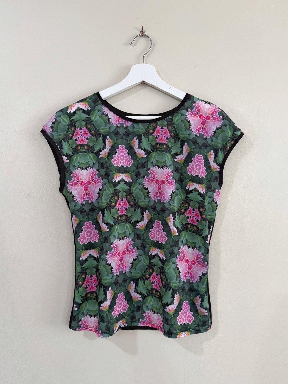 Ted Baker London Women's 0 Black Pink Floral Cap Sleeve Top Cottage Chic Tee